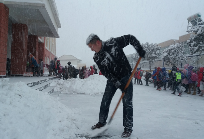 02普陀路小学家长冒雪清理校园积雪.jpg 02普陀路小学家长冒雪清理校园积雪.jpg