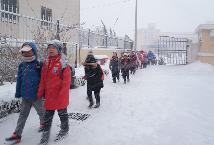 06普陀路小学学生按时到校.jpg 06普陀路小学学生按时到校.jpg